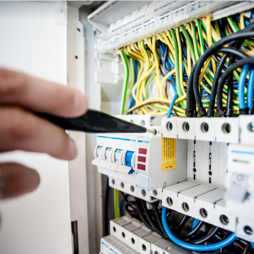 Hand bij elektrakastje